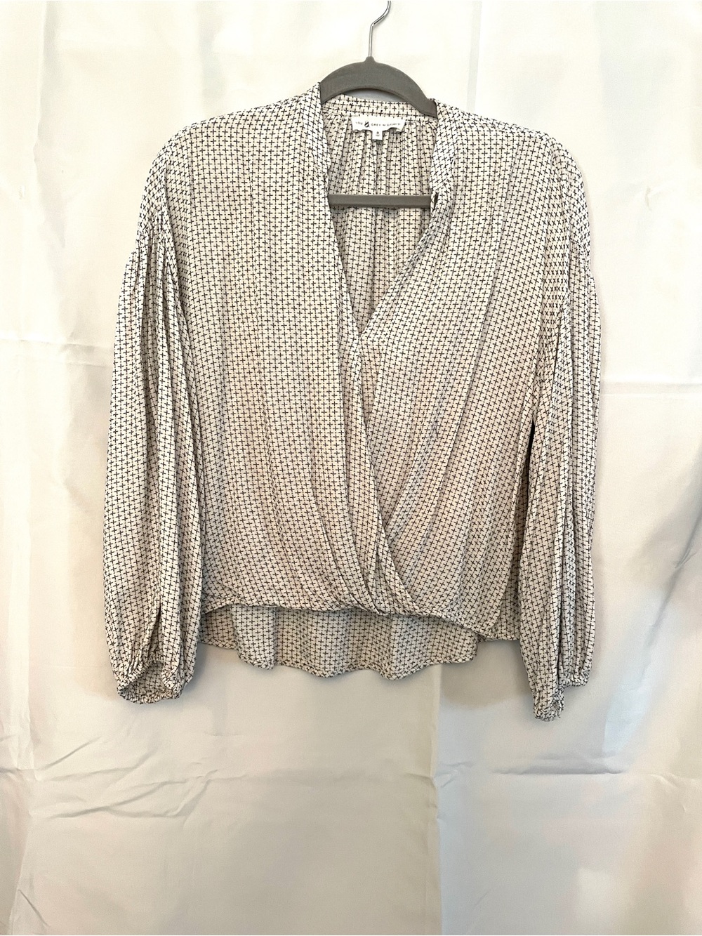 Lou & Grey LOFT Printed Wrap Front Blouse in Light Gray S